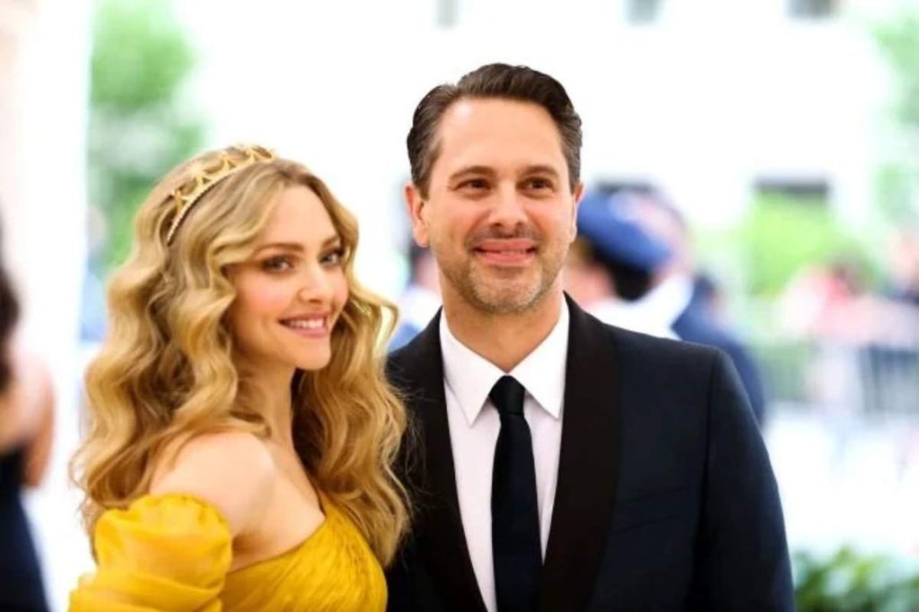Amanda Seyfried and Thomas Sadoski Split