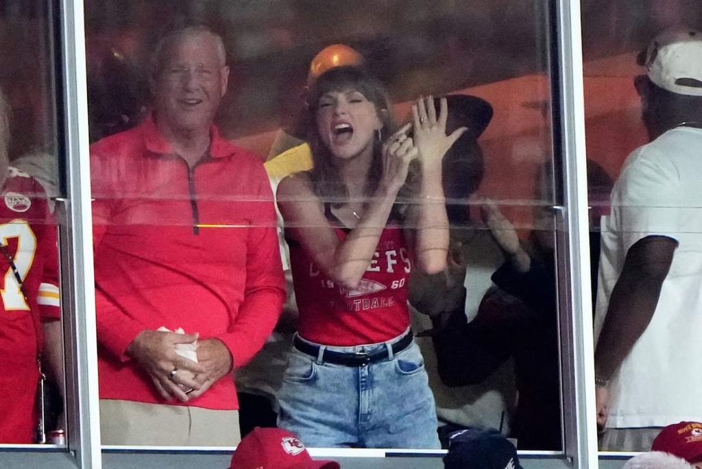 Taylor Swift Points to Wedding Ring After Kelce TD: What She Said Explained 3 When did Taylor Swift and Travis Kelce get married